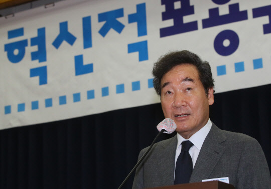 이낙연 민주당 의원이 23일 국회 의원회관에서 혁신적포용국가미래비전 주최로 열린 혁신적 포용국가 미래비전 창립총회 및 초청강연에서 축사를 하고 있다. 연합뉴스